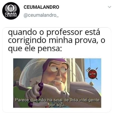 Claramente O Professor Corrigindo A Minha Prova