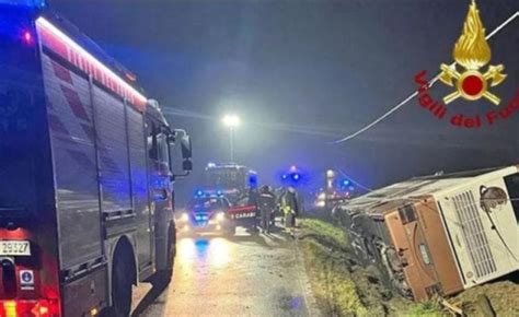 Un autobuz cu 80 de pasageri s a răsturnat în Italia la întoarcerea de