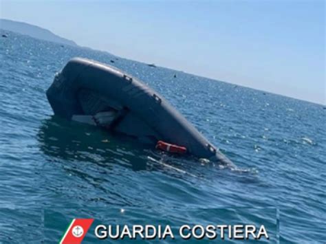 Follonica Affonda Un Gommone Padre E Figlio Salvati Dalla Guardia