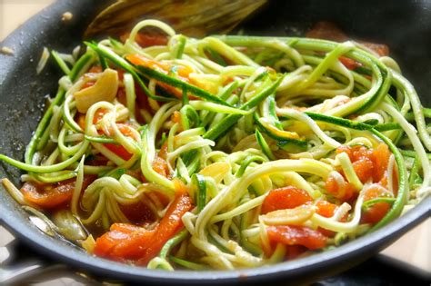 Savoir Faire Fideos De Calabacín Con Tomates Fileteados Albahaca Y