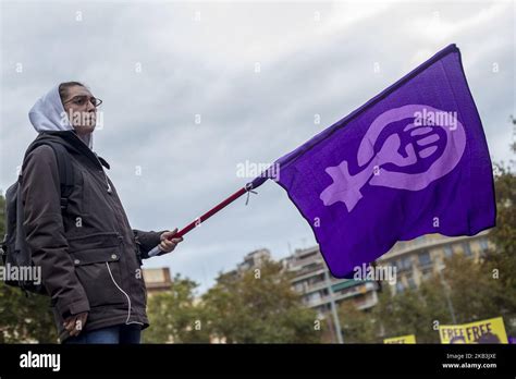 Una Mujer Tiene Una Bandera Feminista Miles De Personas Se Manifiestan