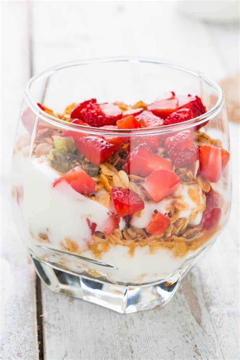 Strawberry Granola Yogurt Parfait Recipe