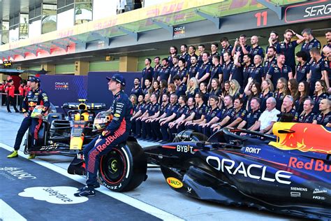 Max Verstappen wraps up record-breaking season with 19th win - DutchNews.nl