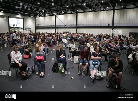 Les jeunes filles font la queue à l Excel de Londres pour l occasion de