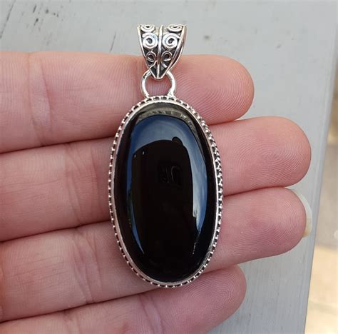 Zilveren Hanger Ovale Cabochon Onyx En Bewerkte Setting Verkocht