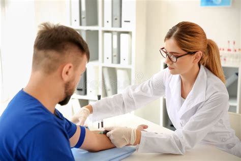 Doutor F Mea Que Tira Uma Amostra De Sangue Do Paciente Masculino Na