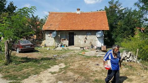 KUĆA UŽASA U KOJOJ JE ŽENA SEKIROM UBILA MUŽA Slobodan ju je tukao