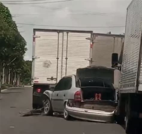 Carro Bate Na Traseira De Caminh O Na Avenida Do Turismo Em Manaus