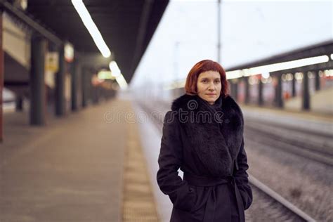 Estación De Tren La Bella Chica Está Esperando El Tren La Mujer Viaja Ligero Foto De Archivo