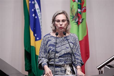 Agência ALESC Ana Paula critica situação caótica da saúde em SC e