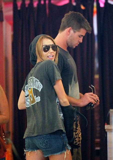 Teen Fashion News Miley Cyrus Y Liam Hemsworth Enamorados De Compras