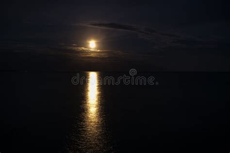 Reflexi N De La Luna Sobre El Agua Foto De Archivo Imagen De Negro