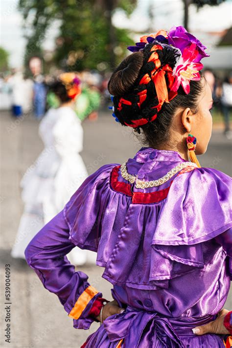 Indigenous woman in traditional clothing. Honduran folklore and daily ...