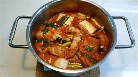 도톰하게 썬 삼겹살 김치찌게