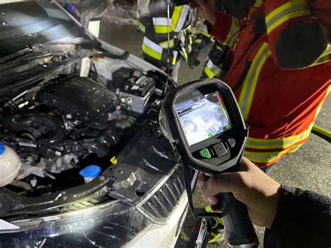 Feuer In Motorraum A Auto Beginnt W Hrend Der Fahrt Zu Brennen