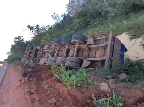 Carreta Carregada De Soja Tomba Ao Desviar De Buraco Na Br 230 O