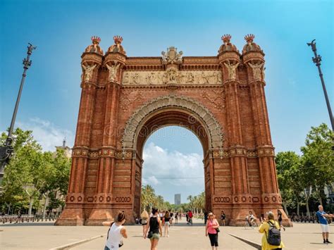 The Arc De Triomf Travelling In Barcelona Spain Great Architecture