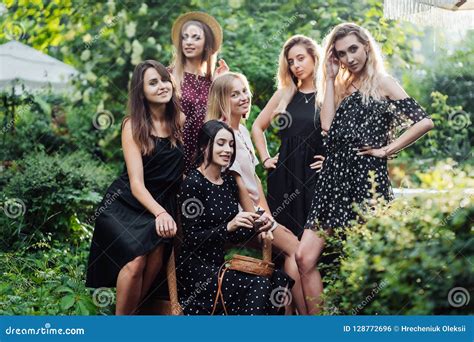 Six Filles Posant Sur L Appareil Photo Photo Stock Image Du Rire