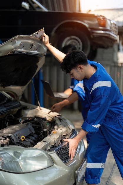 Mecánico De Automóviles Que Trabaja En El Servicio De Reparación De