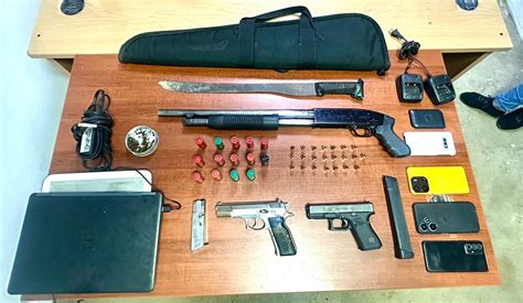 Pn Y Mp Confiscan Escopeta Pistolas Celulares Entre Otros Objetos