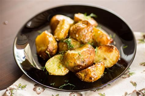 Pommes De Terre Cuites Au Four Avec Des Herbes Et Des Pices Aux