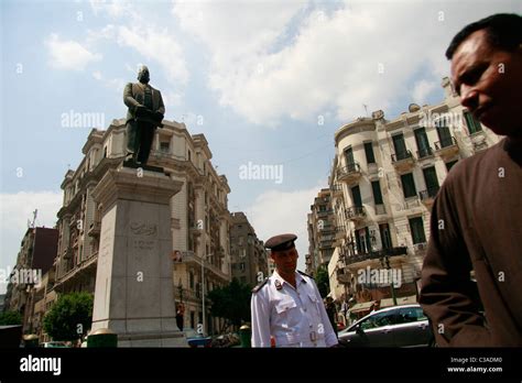 Midan Talaat Harb Mit Der Statue Des Talaat Harb Der Gr Nder Der