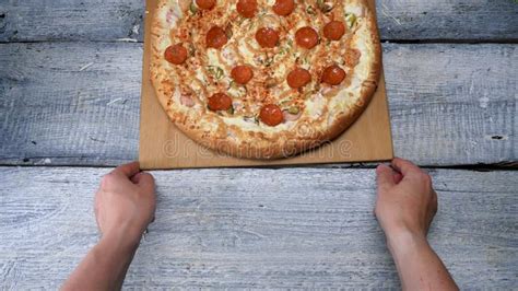 Pizza Sabrosa En La Bandeja De Madera En El Fondo Blanco De La Tabla