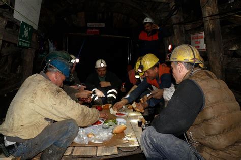 Madenciler yerin 300 metre altında ilk sahurunu yaptı Türkiye