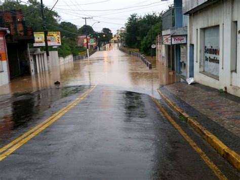 G1 Rio Capivari Volta A Subir Atinge 3 56 Metros E Transborda Pela