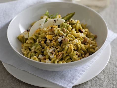 Ricetta Fusilli Con Pesto Di Asparagi E Uova Sode Donnamoderna