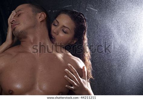 Loving Affectionate Nude Heterosexual Couple Shower Foto De Stock