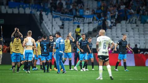 Volume ofensivo de novo esquema do Grêmio chama a atenção da torcida