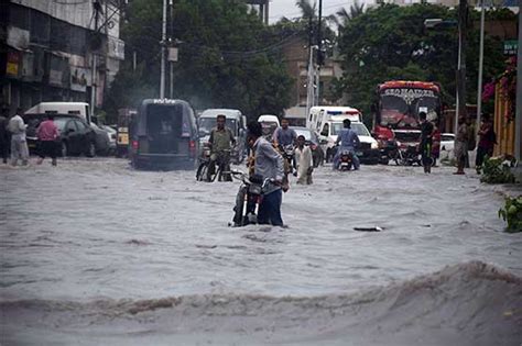 مون سون کا طاقتور سپیل، بادل برستے ہی کراچی پانی پانی، اہم شاہراہیں زیرآب Aalmi Akhbar