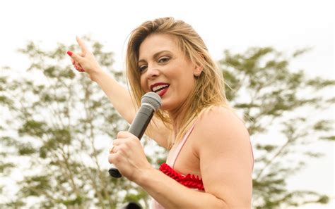 Sheila Mello no palco É o Tchan faz projeto especial para