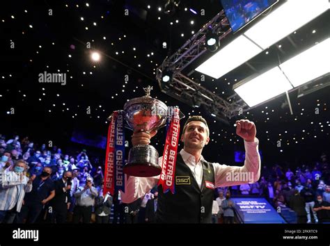 England S Mark Selby Parades His Trophy After Winning The The Betfred