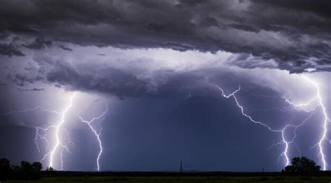 Premium AI Image | Intense and electrifying thunderstorm with powerful ...