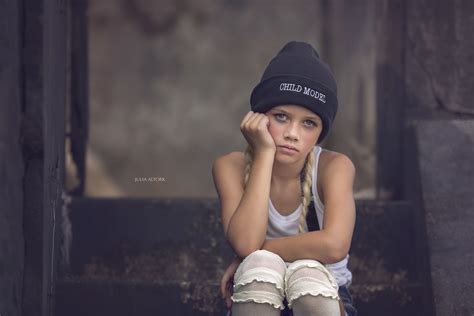 4k 5k Little Girls Glance Winter Hat Sitting Hd Wallpaper Rare