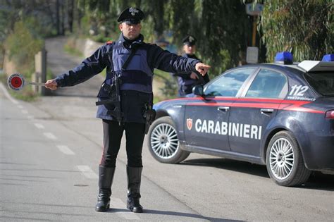 Con L Auto Rubata Forzano Il Posto Di Blocco Ventenni Inseguiti E