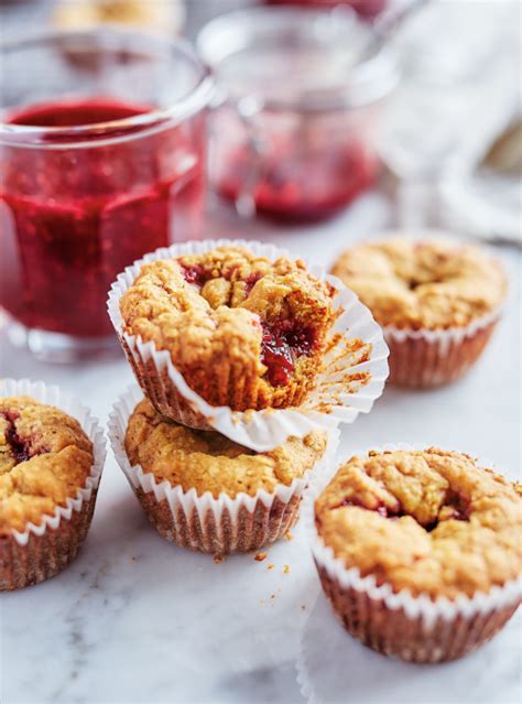 Galettes à lavoine et à la confiture cuites dans un moule à muffins