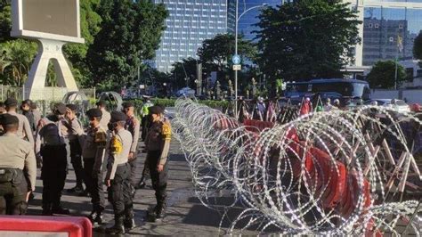 Antisipasi Massa Reuni 212 Kawasan Monas Dan Patung Kuda Disekat Pakai