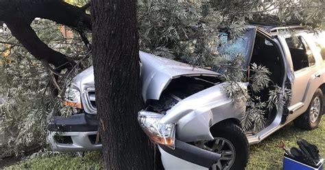 Dos amigas circulaban en una camioneta y se estrellaron contra un árbol