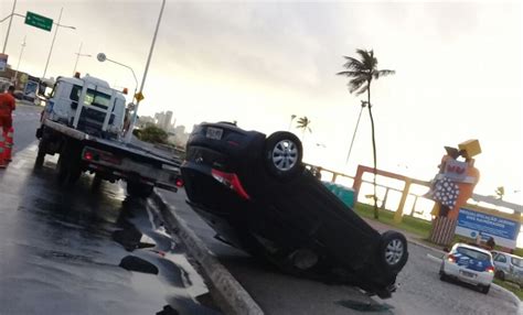 Jardim Dos Namorados Motorista Perde Controle Da Dire O E Capota