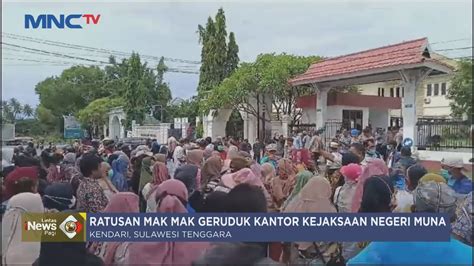 Tak Terima Kades Ditahan Ratusan Emak Emak Geruduk Kantor Kejaksaan