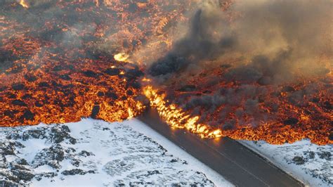 La Fuerte Erupci N De Un Volc N En Islandia Engulle Una Carretera Y