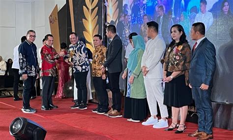 Mampu Berdayakan UMKM Ketua Kadin Peroleh Sultra Award 2023 Bursa Bisnis