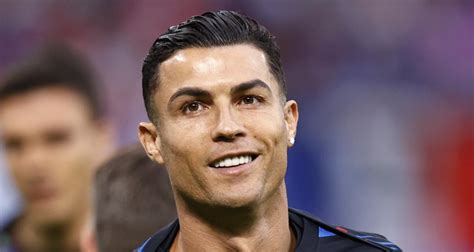 Cristiano Ronaldo lance officiellement sa chaîne YouTube et bat déjà un