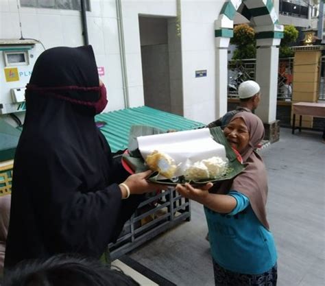 Mengenal Keunikan Tradisi Megibung Di Kampung Islam Kepaon Bali