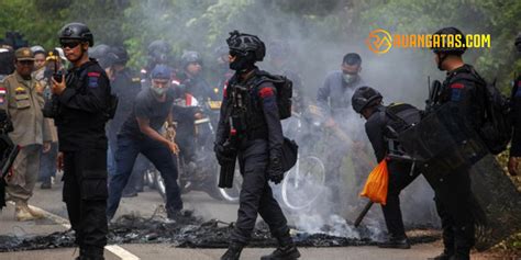 Bentuk Penolakan Relokasi Warga Pulau Rempang Batam Blokir Jalan