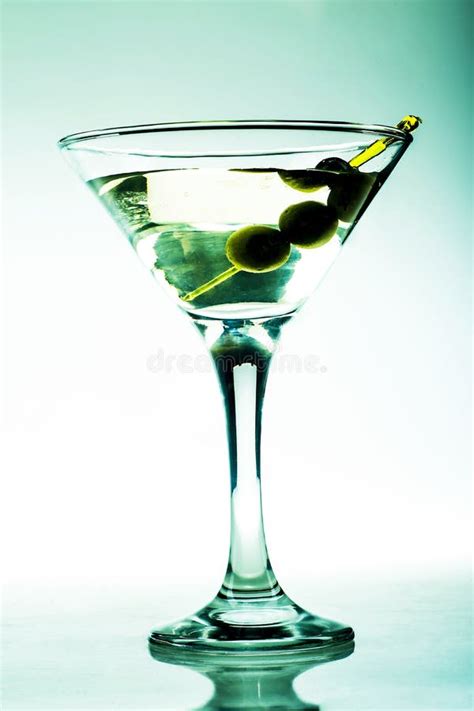 Vidrio De Martini Con Las Aceitunas Verdes Foto De Archivo Imagen De