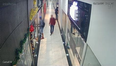 Vídeo Criminosos assaltam loja e roubam celulares em shopping de